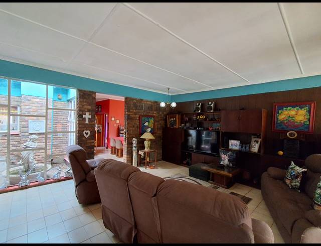 4 BEDROOM FREESTANDING FOR SALE IN STILFONTEIN EXT 3